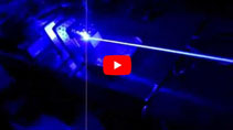 Utilisez un puissant laser faisceau pour percer la plaque en plastique