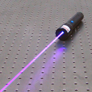 Le 5000mW pointeur laser rare de longueur d'onde a trois couleurs